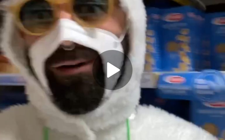 (VIDEO) Al market vestito da pecora e con mascherina aperta: negazionista sanzionato a Sarroch