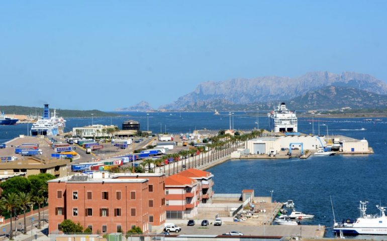 Olbia, centinaia i passeggeri sbarcati e non controllati. Il M5S denuncia: “Turisti positivi al bar e richiamati al porto: gravissimo”