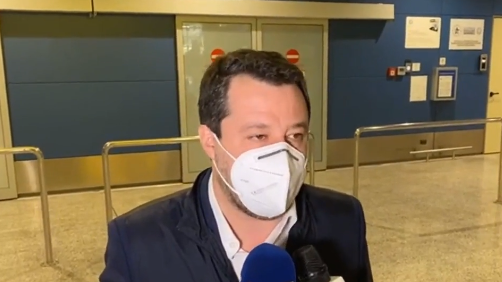 Salvini atterra a Cagliari: in tribunale ad attenderlo un gruppo di attivisti
