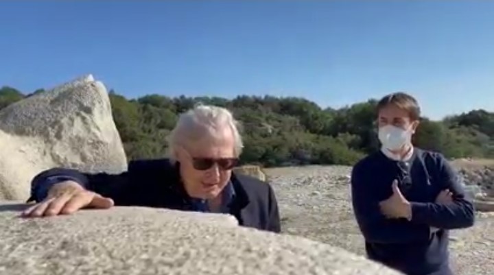 (Video) Sgarbi a La Maddalena: «Il covid sta andando via, lo rimpiangeremo»