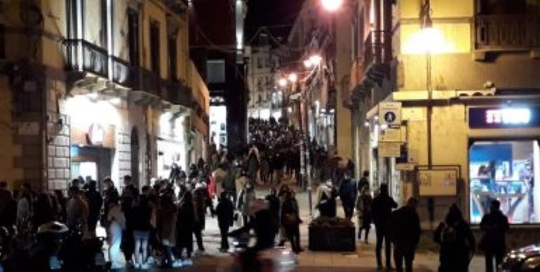 Sardegna zona arancione, torna il coprifuoco alle 22 e tutti all’interno del comune di residenza: bar e ristoranti chiusi