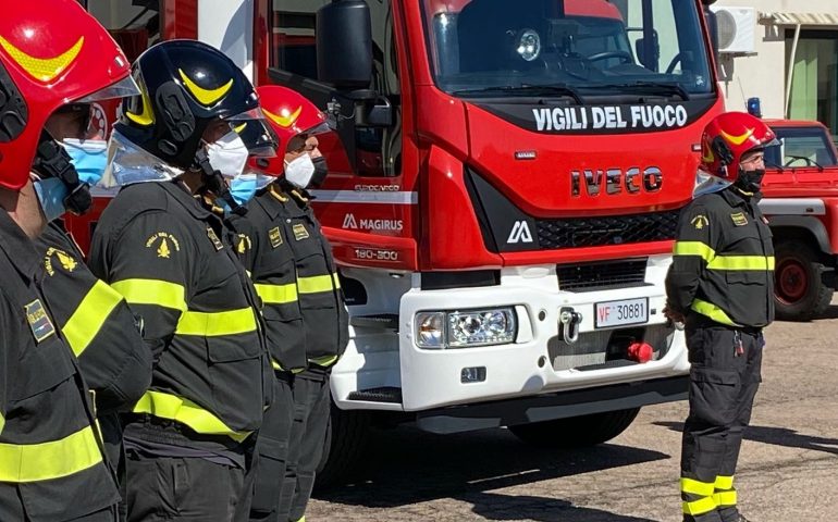 La cerimonia. Consegnata ai Vigili del Fuoco della Baronia una nuova autobotte pompa