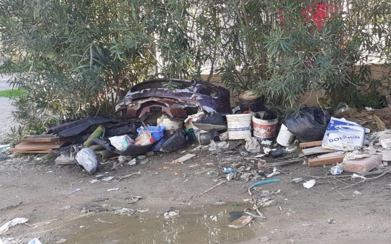 Tortolì, (ancora) rifiuti abbandonati fuori dall’isola ecologica della Sughereta