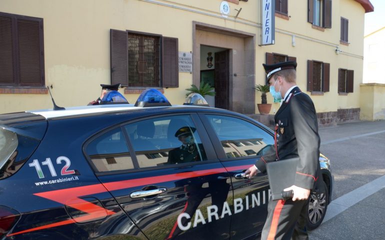 Sfonda un portone e occupa un appartamento, il proprietario lo sorprende e scoppia una violenta lite