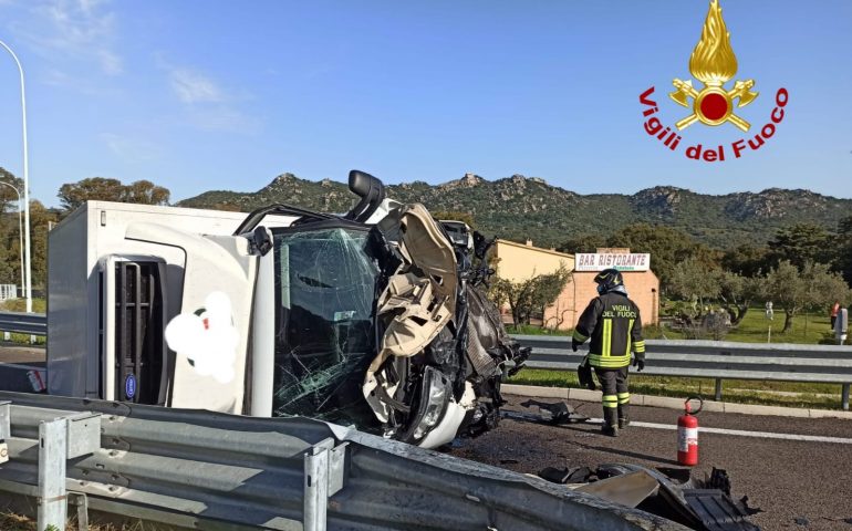 Sardegna, spaventoso incidente: furgone si ribalta, ferito il conducente
