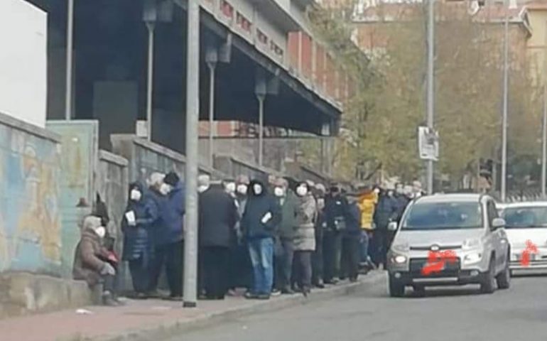 Covid, Nuoro centinaia di over80 assembrati al freddo: aspettano vaccino