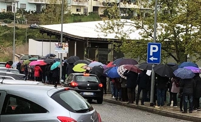 Nuoro, anziani in coda al freddo per i vaccini. Devias: “Questa vergogna marchio indelebile sulla Giunta regionale”