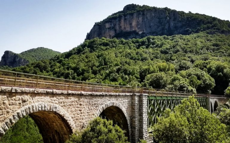 La foto dei lettori. Lungo il percorso del Trenino Verde: il Ponte de Irtzioni a Ussassai