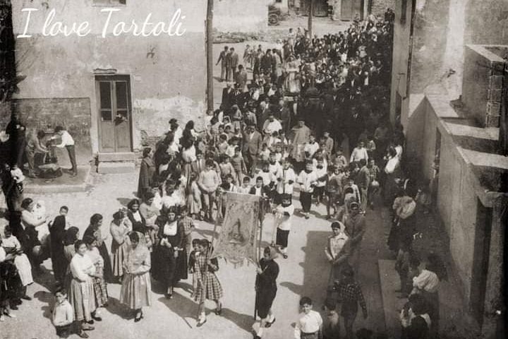 Come eravamo. Sa processioni de S’ Incontru, fa il suo rientro in Cattedrale a Tortolì negli anni Cinquanta