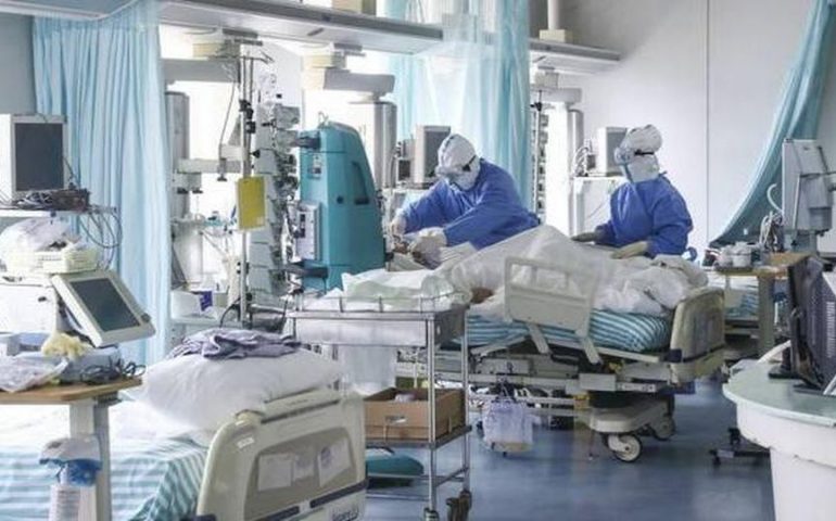 Il Covid non rallenta in Sardegna: 425 nuovi casi e due decessi. I ricoveri aumentano ancora