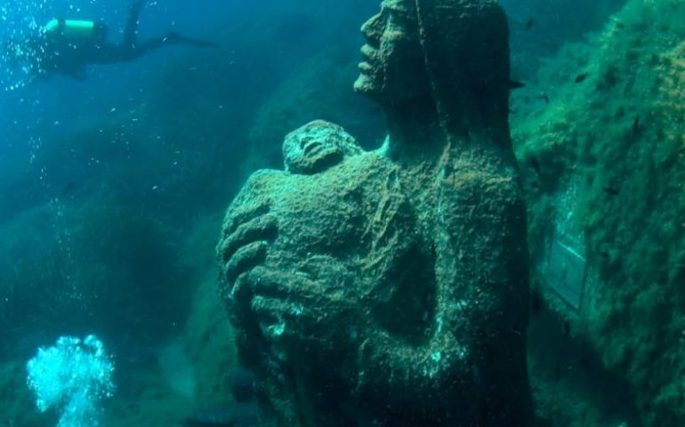 Lo sapevate? Nelle acque di Villasimius c’è una statua della Vergine scolpita da Pinuccio Sciola