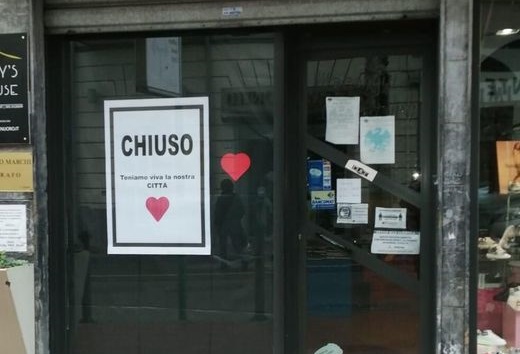 Pandemia, la crisi economica mette in ginocchio i commercianti: vetrine a lutto a Nuoro