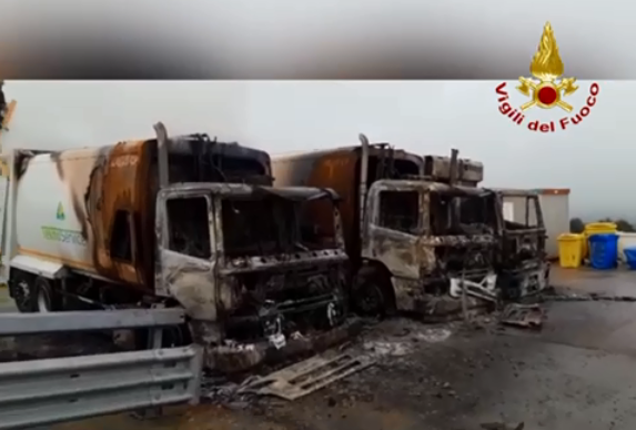 Attentato incendiario ai camion dei rifiuti a Dorgali: continuano le bonifiche