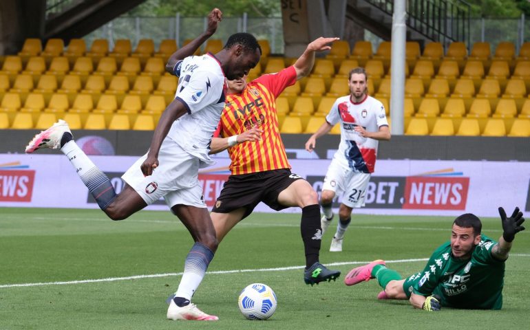 Il Cagliari è salvo matematicamente: il Benevento pareggia 1-1 con il Crotone