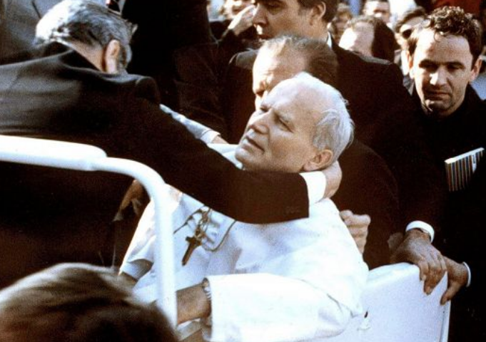 Accadde oggi. Il 13 maggio 1981 il terrorista turco Ali Agca spara a Papa Giovanni Paolo II