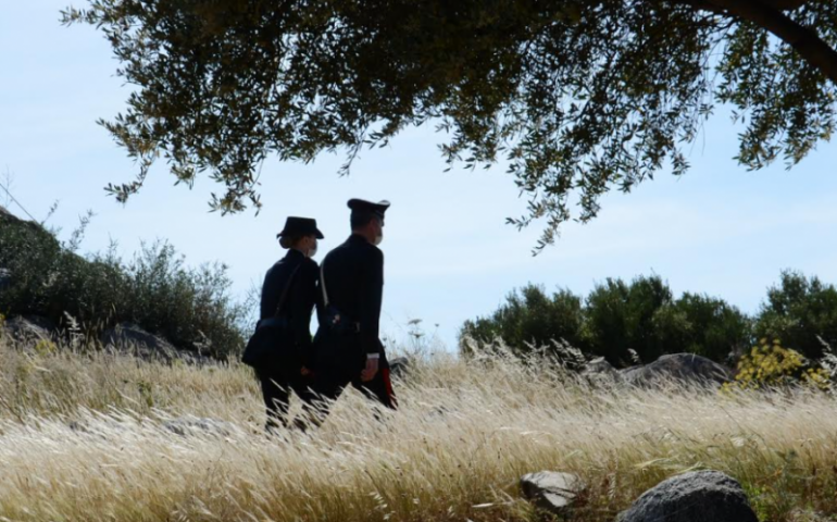 Sardegna. Picchia brutalmente e minaccia la compagna che per sfuggirgli passa la notte all’addiaccio in campagna