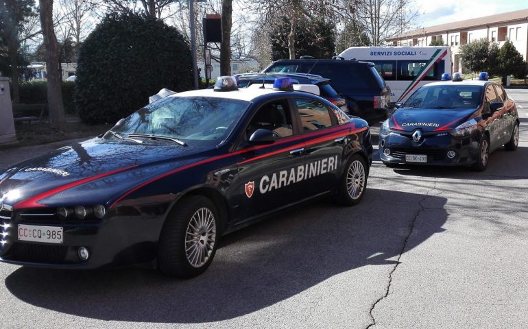 Sardegna: vuole punire il rivale in amore ma vandalizza l’auto sbagliata, denunciato