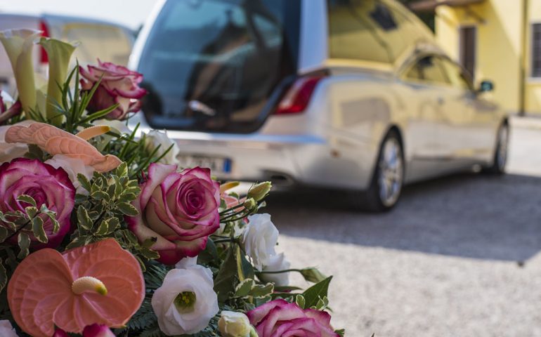 Carro funebre, fiori e parenti ma il loro congiunto non era morto, l’ospedale aveva sbagliato