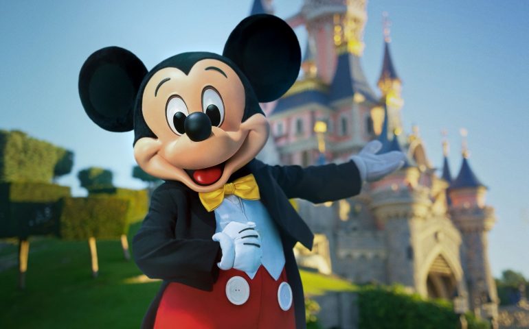 Disneyland Paris riapre dopo otto mesi: obbligo di mascherina ma via libera al parco divertimenti