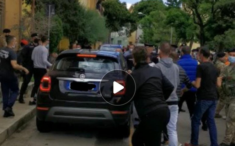 (VIDEO) Tortolì, la folla inferocita tenta di linciare il presunto omicida: feriti due carabinieri