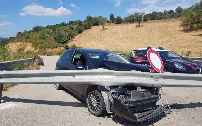 Loceri, imbocca la strada chiusa: auto contro guardrail