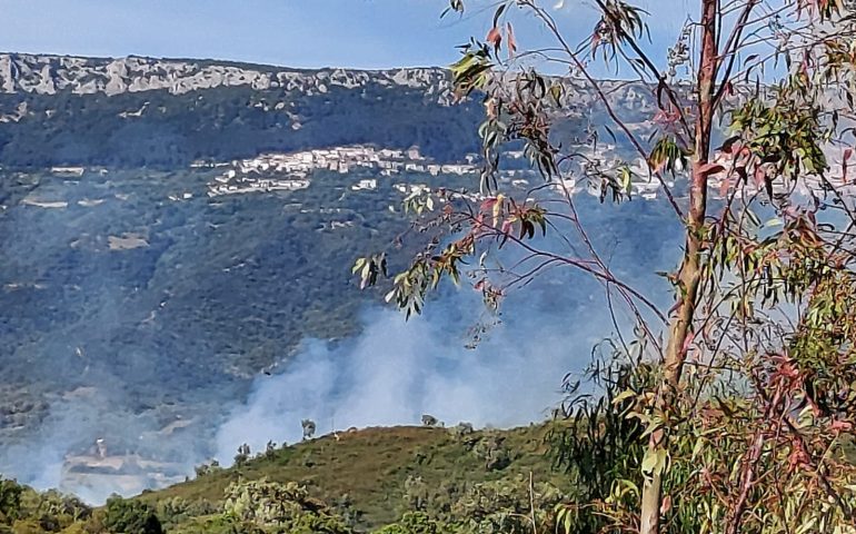 Ogliastra, incendio nelle campagne di Triei: in azione elicottero e squadre a terra per lo spegnimento