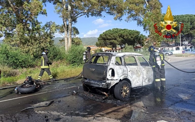 Sardegna, terribile incidente: auto contro moto, poi l’incendio. Una persona in gravi condizioni