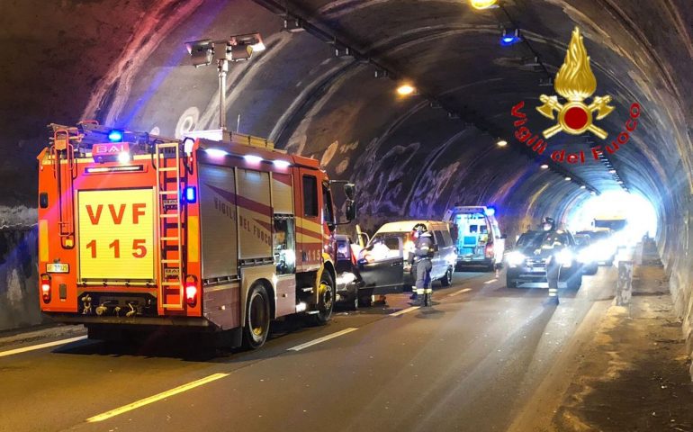 Incidente tra varie auto all’interno della galleria di Prato Sardo: feriti trasportati in ospedale