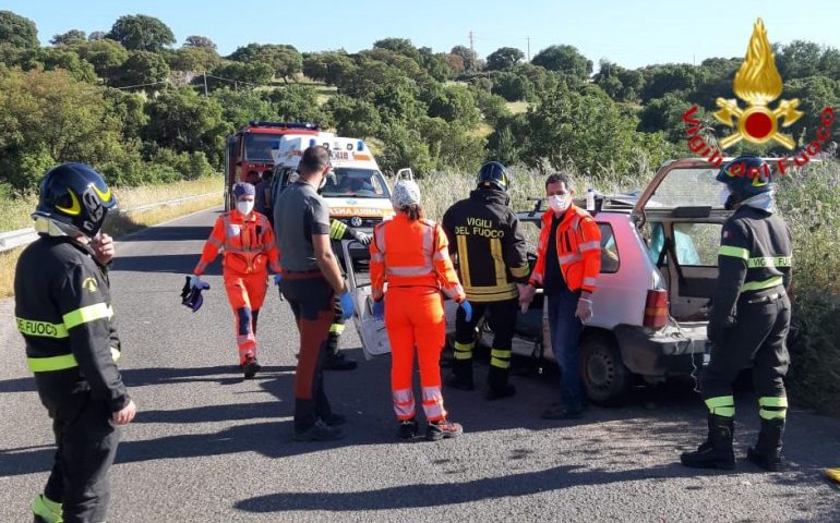 Sardegna, scontro tra due auto: due feriti trasportati in ospedale