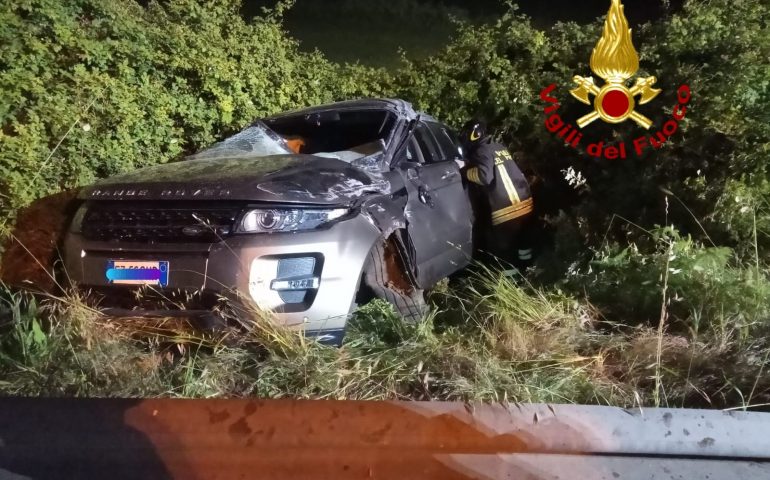 Suv si ribalta e finisce fuori strada: conducente ferito estratto dall’abitacolo