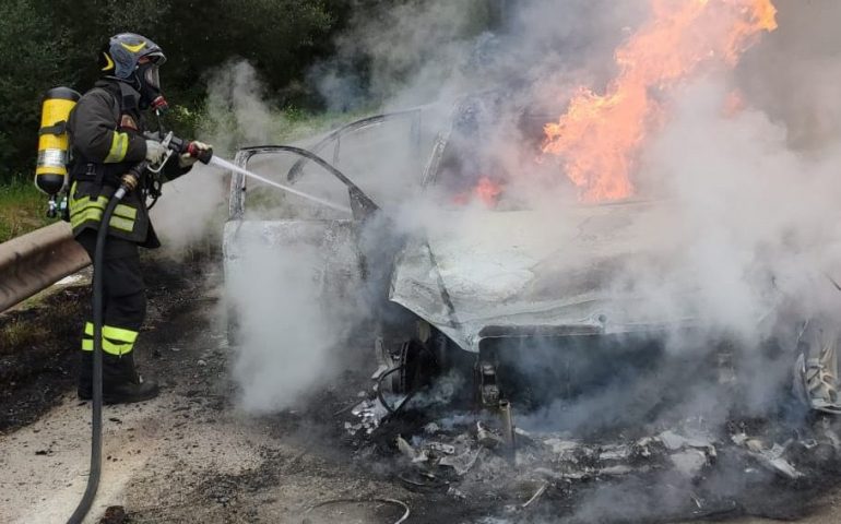 Auto in fiamme sulla 131: Vigili del fuoco al lavoro
