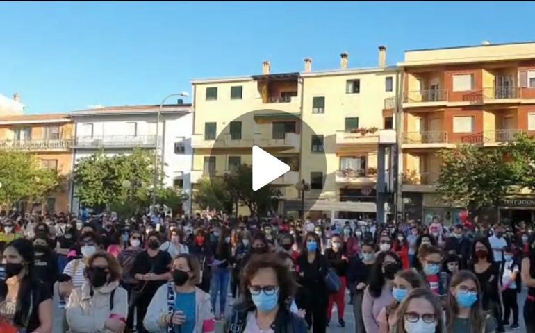 (VIDEO) Tortolì, manifestazione “Stop violenza sulle donne”: in migliaia per Paola e Mirko