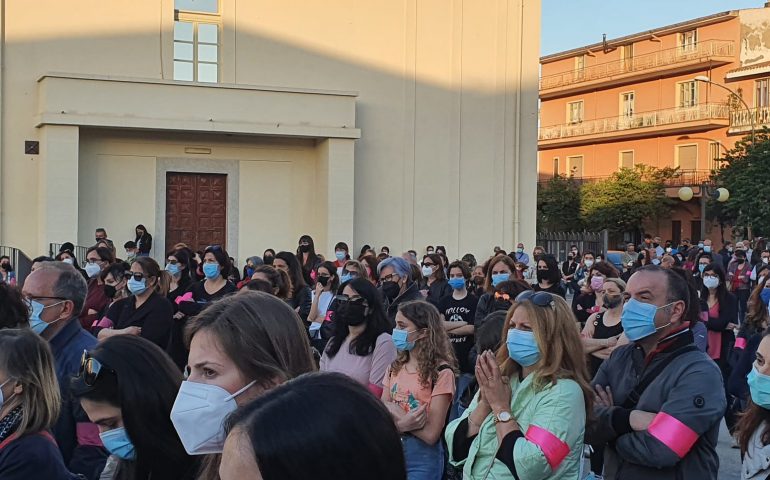 (FOTO) Tortolì, in migliaia emozionati e partecipi alla manifestazione “Stop violenza sulle donne”