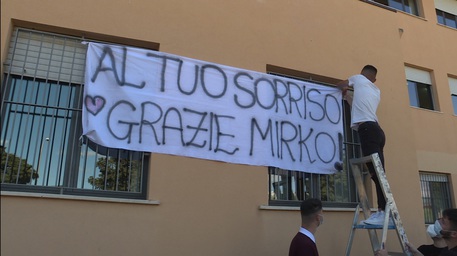 Tortolì, i compagni a scuola appendono un lenzuolo bianco per il giovane ucciso: “Al tuo sorriso, grazie Mirko”