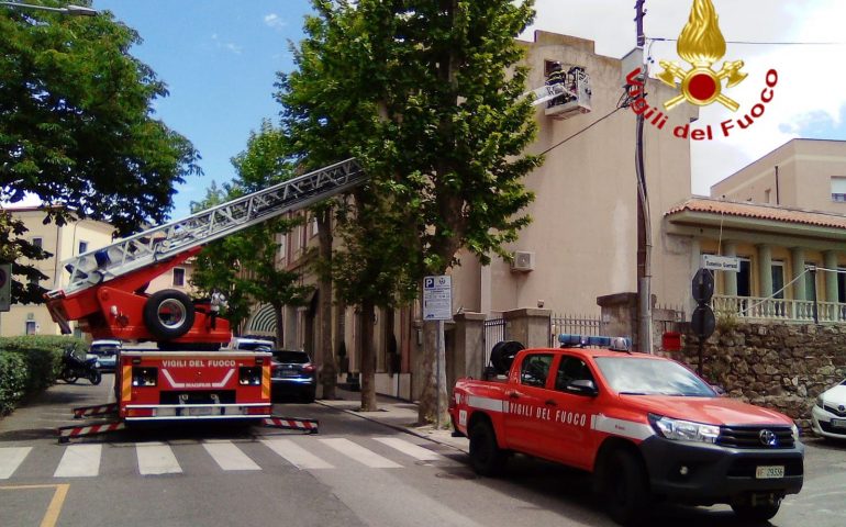 Nuoro, singolare intervento dei Vigili del Fuoco in centro: colombi liberati con stratagemma