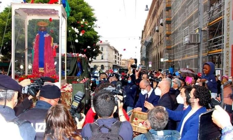 Sant’Efisio in zona rossa, polemica sui social: “Tanti assembramenti: perché allora chiudere attività?”