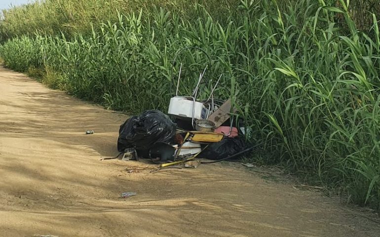 Tortolì, sedie, valigie e altri rifiuti: incivili in azione nelle campagne del Basaura