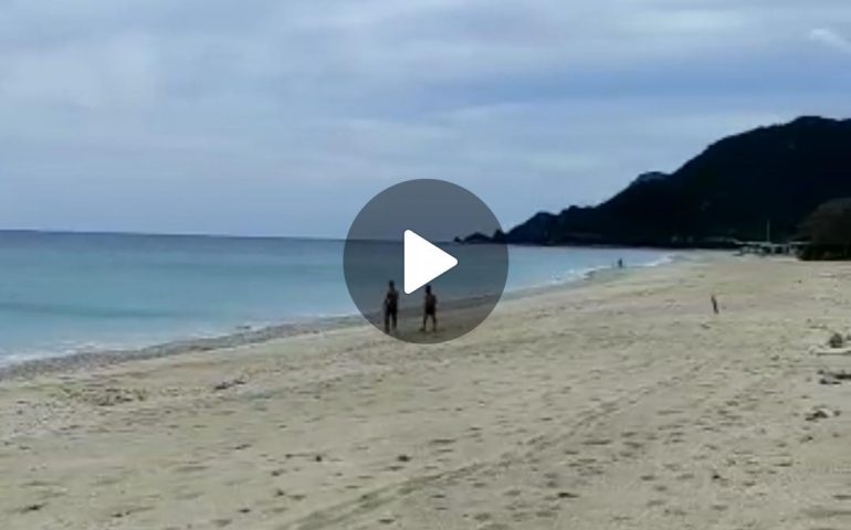 (VIDEO) Ogliastra, voglia di mare e vacanze: la suggestiva spiaggia di Museddu a Cardedu