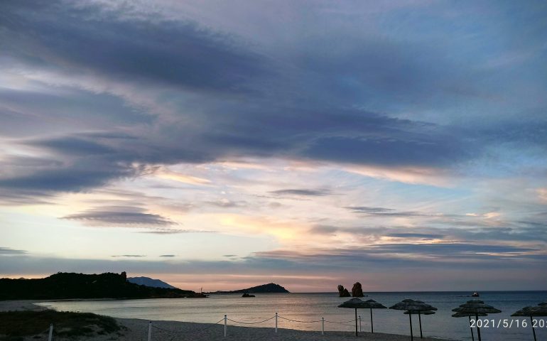 La foto dei lettori. Ogliastra, uno spettacolare tramonto nella spiaggia di Cea