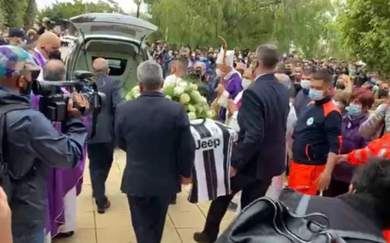 (VIDEO) Tortolì, il feretro di Mirko tra due ali di folla: applausi e palloncini all’uscita dalla chiesa