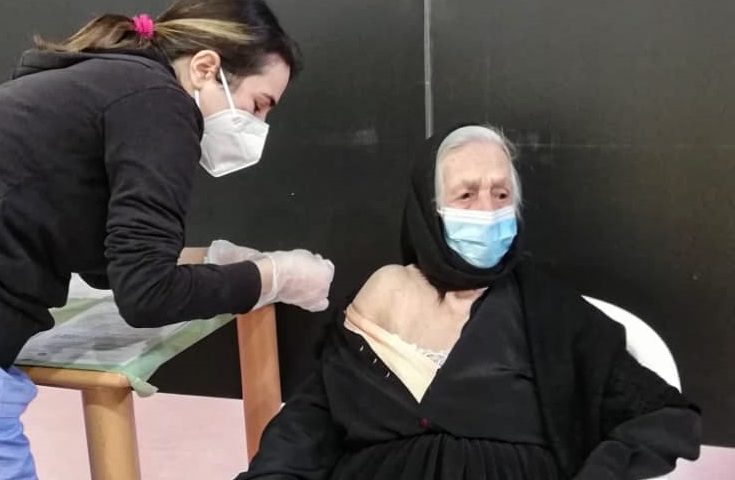 Villagrande, Zia Assunta festeggia i suoi 94 anni facendo la prima dose del vaccino