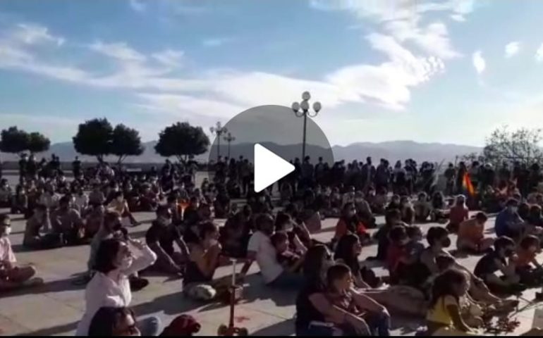 (VIDEO) Cagliari, il popolo LGBTIQ grida contro la violenza che ha ucciso Mirko e ridotto in fin di vita Paola