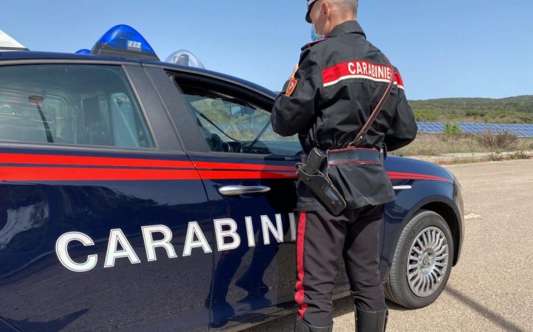 Sardegna, ubriaco fradicio minaccia i passanti con una pistola