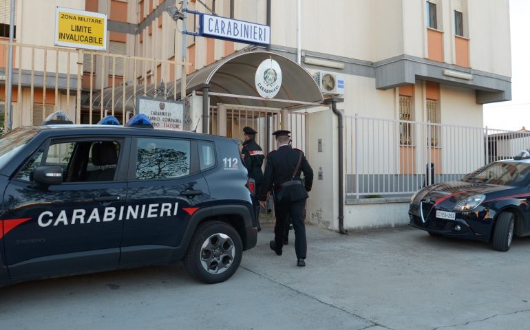 Anziana “fa la guerra” a un 19enne che parcheggiava l’auto in uno spazio davanti a casa sua: denunciata