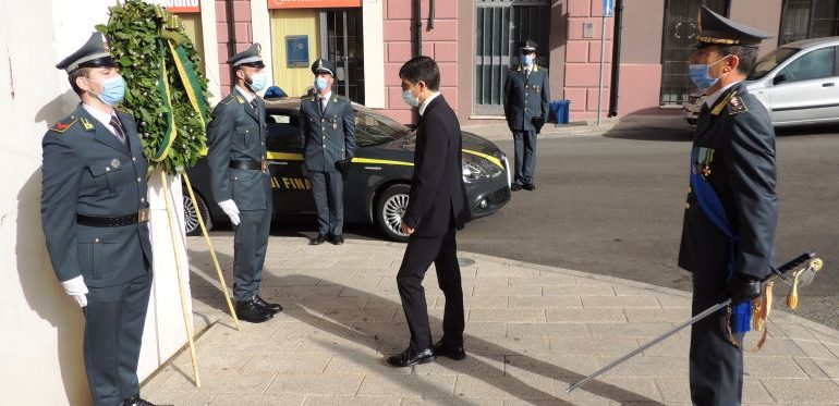 Comando Provinciale Guardia di Finanza di Nuoro, oggi le celebrazioni dei 247 anni dalla fondazione: corona di alloro in memoria dei finanzieri caduti