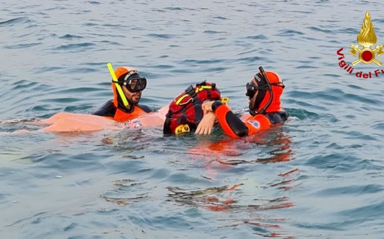 Sardegna, sommozzatori salvano una donna dispersa in mare: recuperata a 300 metri dalla riva