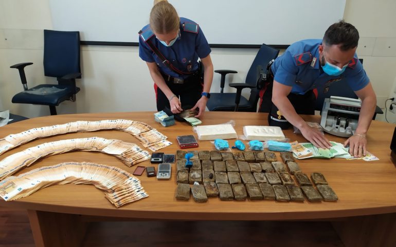 (VIDEO) Sardegna, Carabinieri sequestrano 143mila euro e 9 kg di droga: 7 giovani in manette