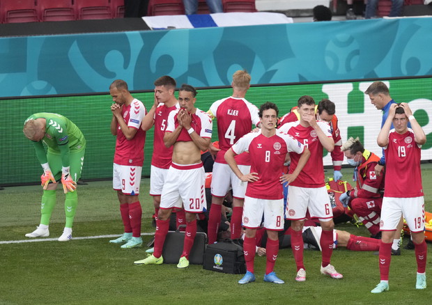 Europei: attacco cardiaco per Erikssen, a terra privo di sensi. Attimi di paura durante la partita