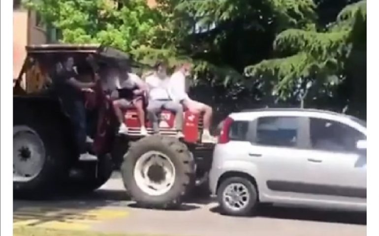 Studenti festeggiano la fine della scuola su un trattore, ma travolgono un’auto