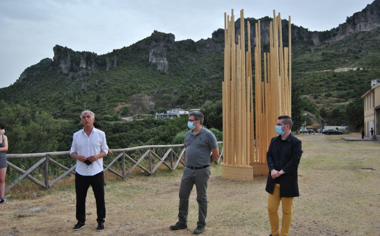 Ulassai, inaugurata la mostra “Sii albero”: Stefano Boeri in dialogo con le opere di Maria Lai